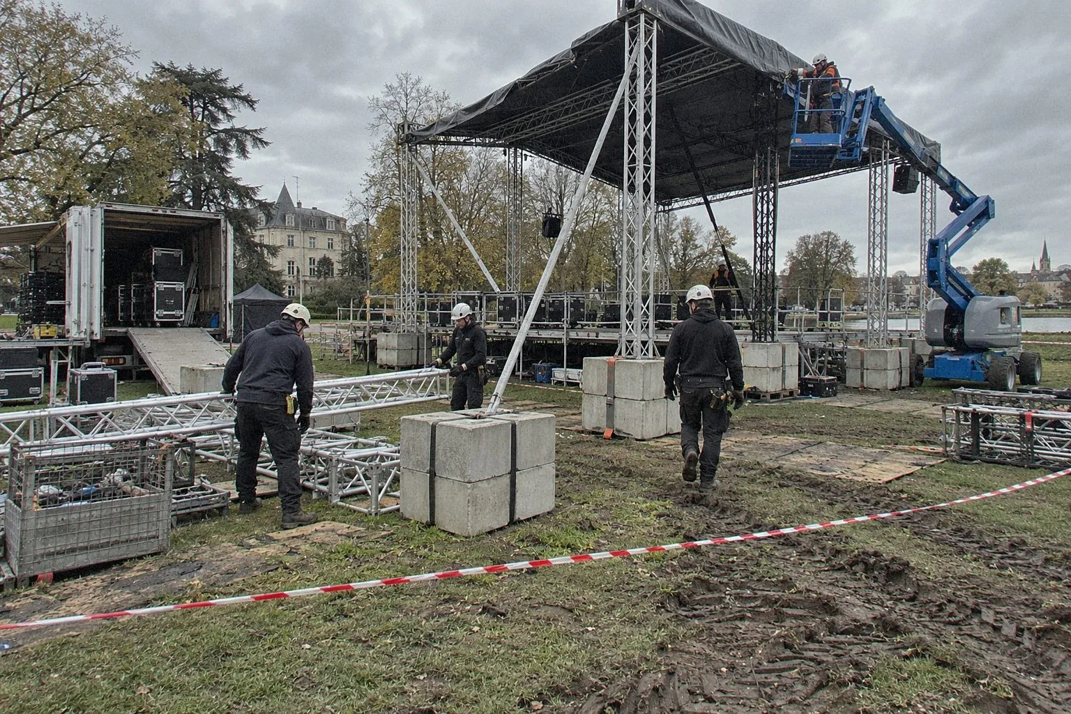 Building an outdoor stage with aluminium truss in a park