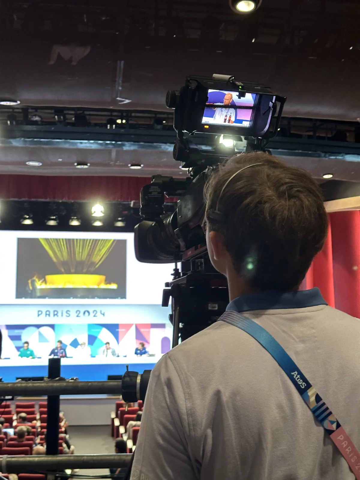 Filming a Paris 2024 press conference
