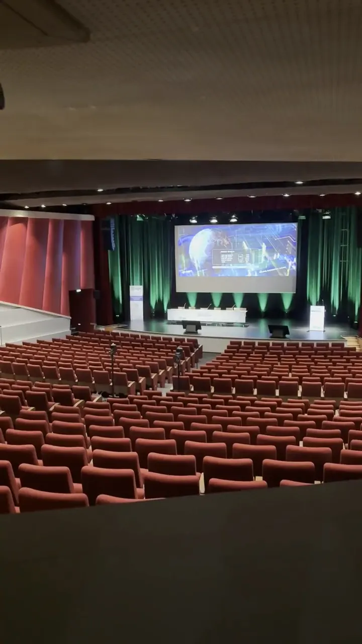 Breakout room equipped with a screen and ready for a session